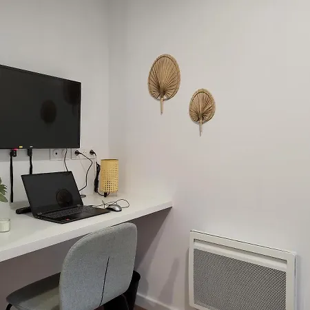 Le Nagi : Beau Studio Avec Patio Privatif *
